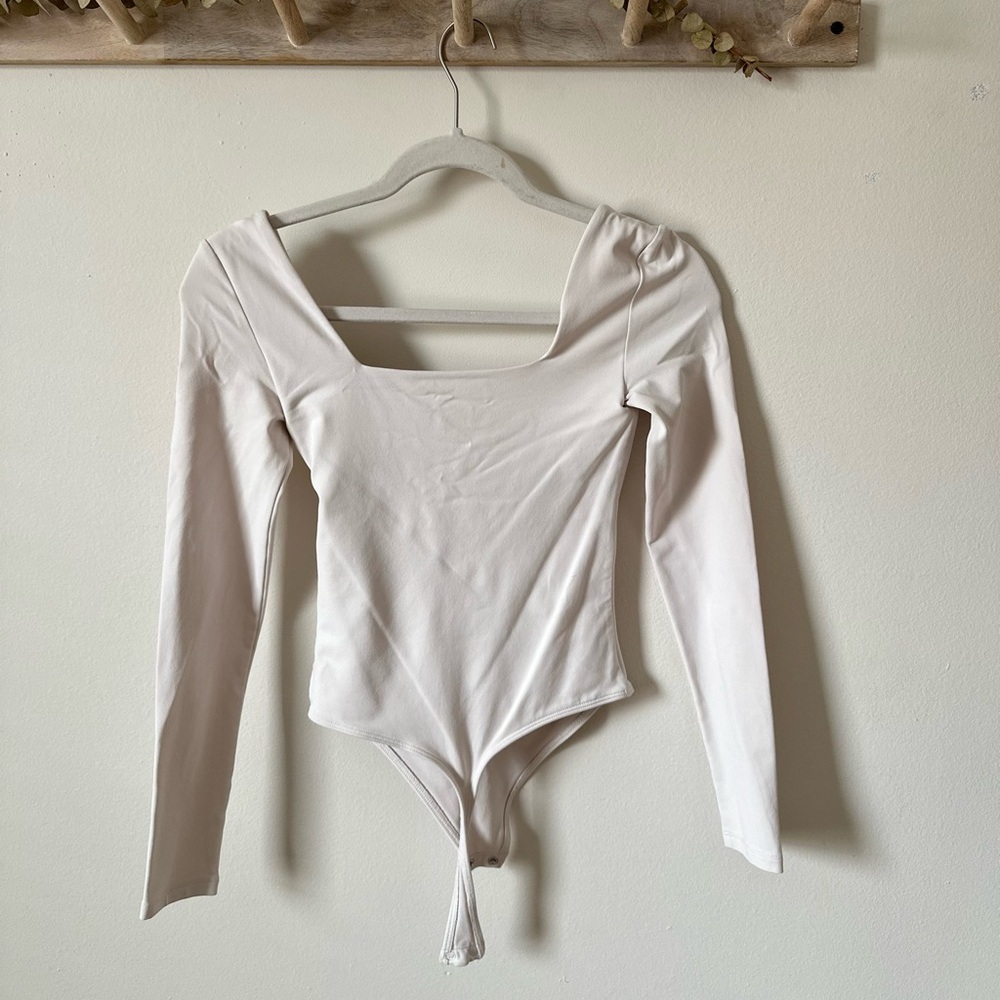 Babaton by Aritzia Contour Longsleeve Bodysuit Nude Pink/Cream Size XS - Picture 2 of 5